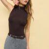 T-shirt sem mangas com gola em funil