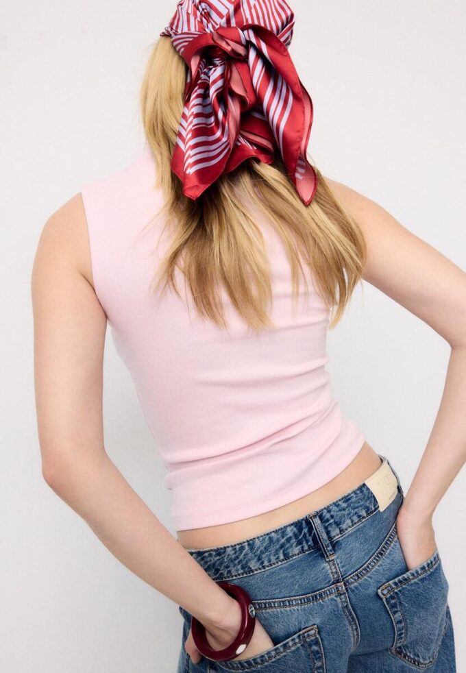 T-shirt sem mangas com gola em funil