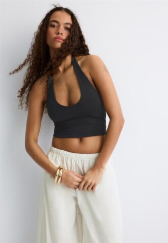 Top curto com decote halter