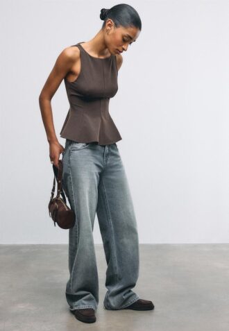 Top sem mangas com peplum