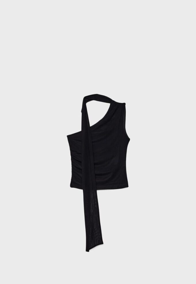 Tops assimétricos em tule com lenço