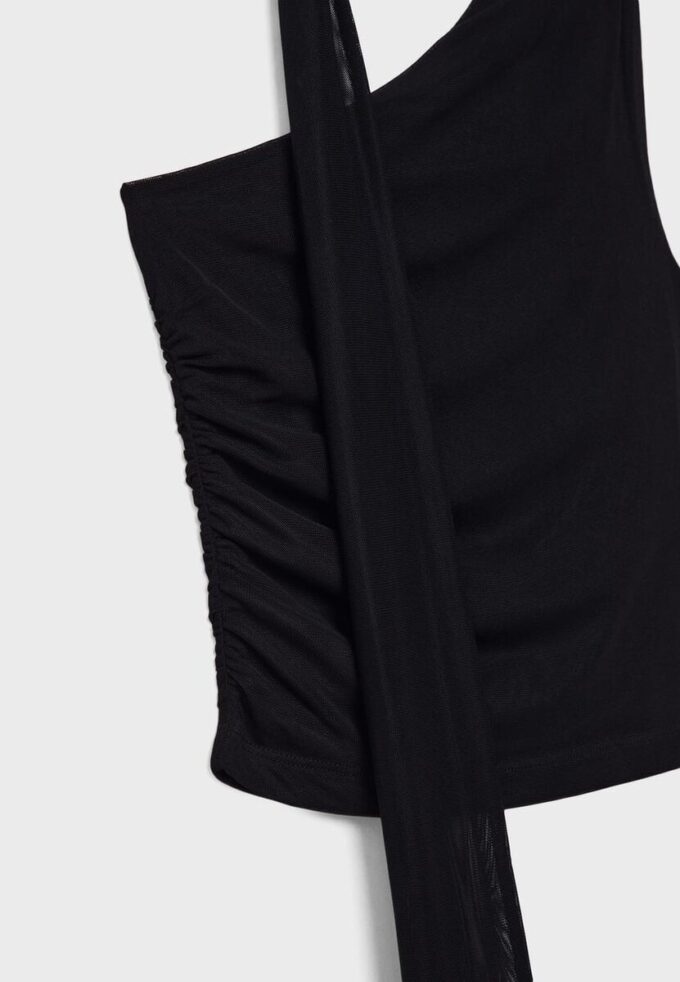 Tops assimétricos em tule com lenço