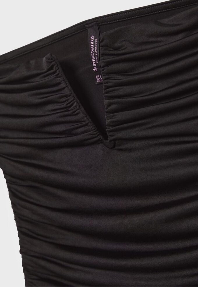 Tops bandeau drapeados com detalhe em V Tops bandeau drapeados com detalhe em V