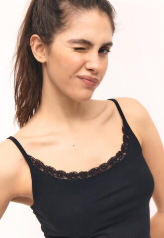 Tops com alças e acabamento em renda