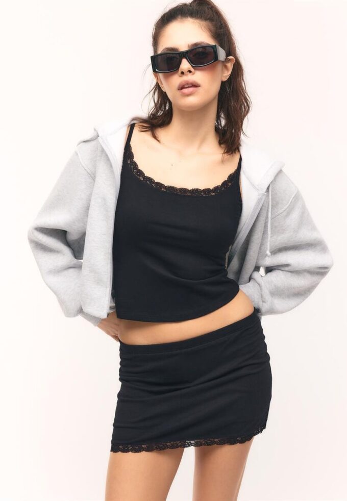 Tops com alças e acabamento em renda Tops com alças e acabamento em renda