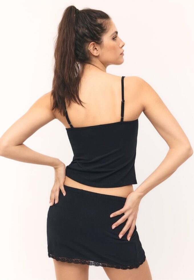 Tops com alças e acabamento em renda Tops com alças e acabamento em renda