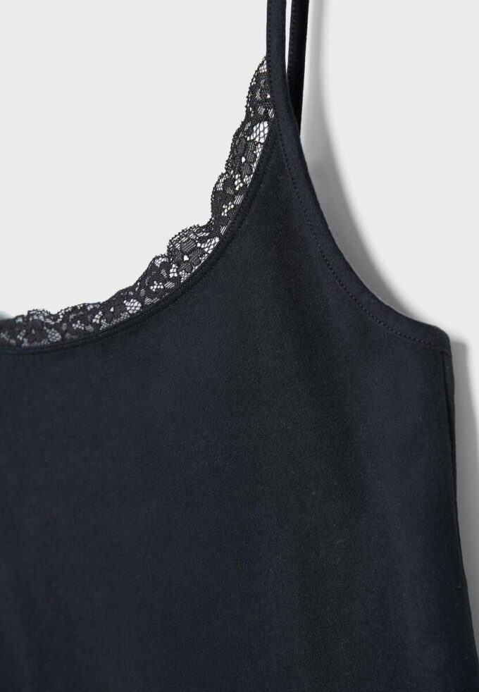 Tops com alças e acabamento em renda Tops com alças e acabamento em renda