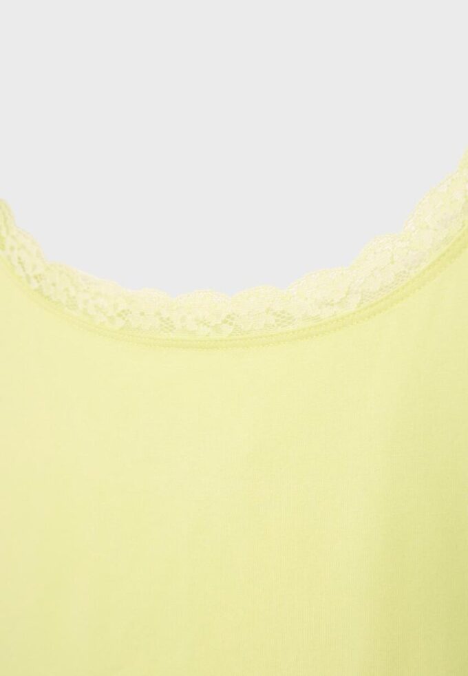 Tops com alças e acabamento em renda Tops com alças e acabamento em renda