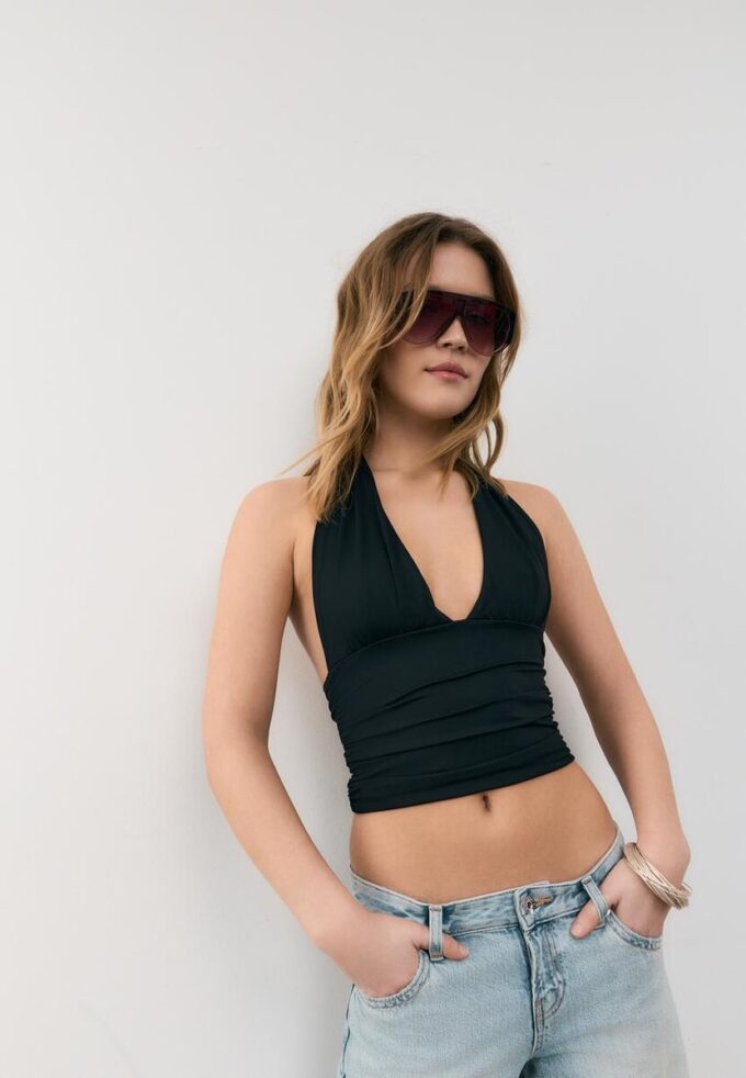 Tops com decote halter e laço franzido Tops com decote halter e laço franzido