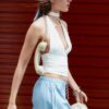 Tops com decote halter e laço franzido Tops com decote halter e laço franzido