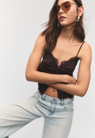 Tops de renda acetinada com alças