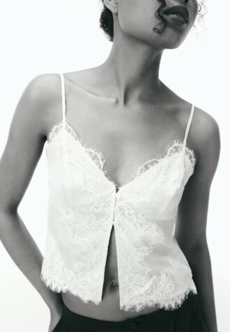 Tops de renda acetinada com alças
