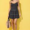 Vestido com folhos e tachas