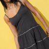 Vestido com folhos e tachas