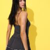 Vestido com folhos e tachas