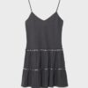 Vestido com folhos e tachas