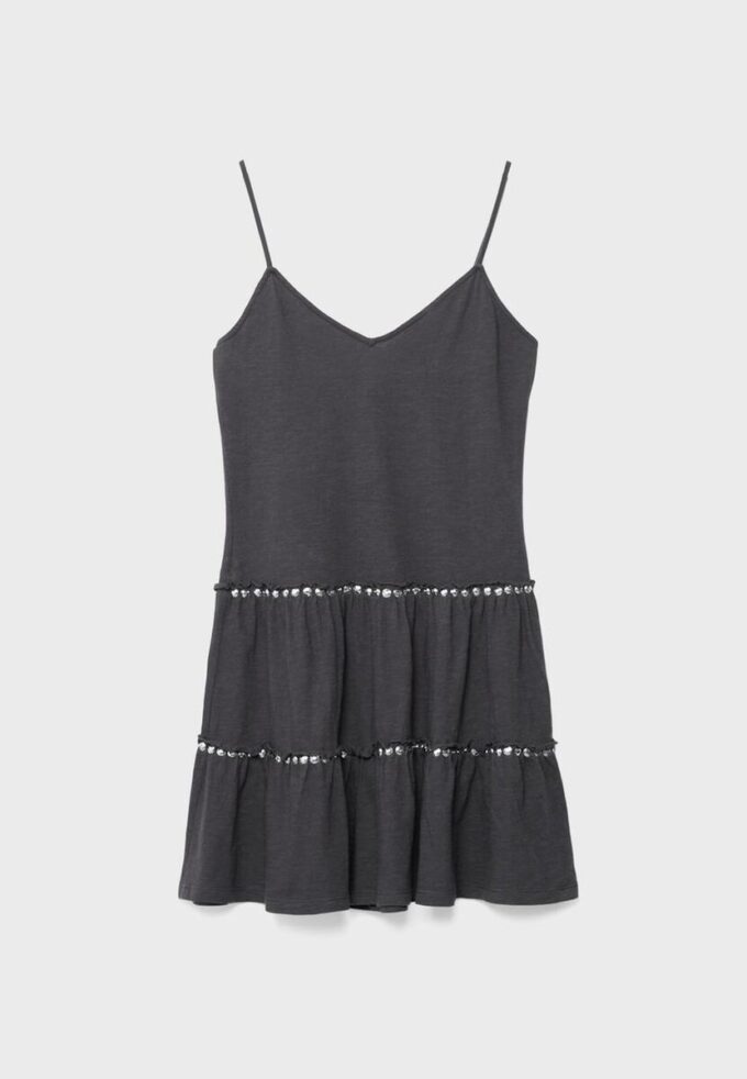 Vestido com folhos e tachas