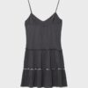 Vestido com folhos e tachas