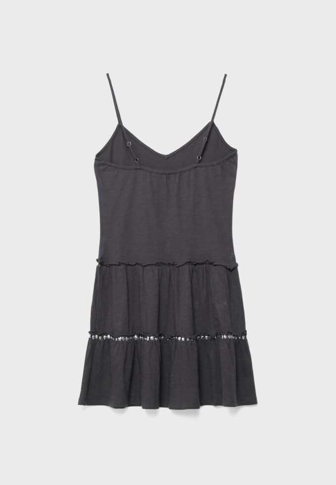 Vestido com folhos e tachas