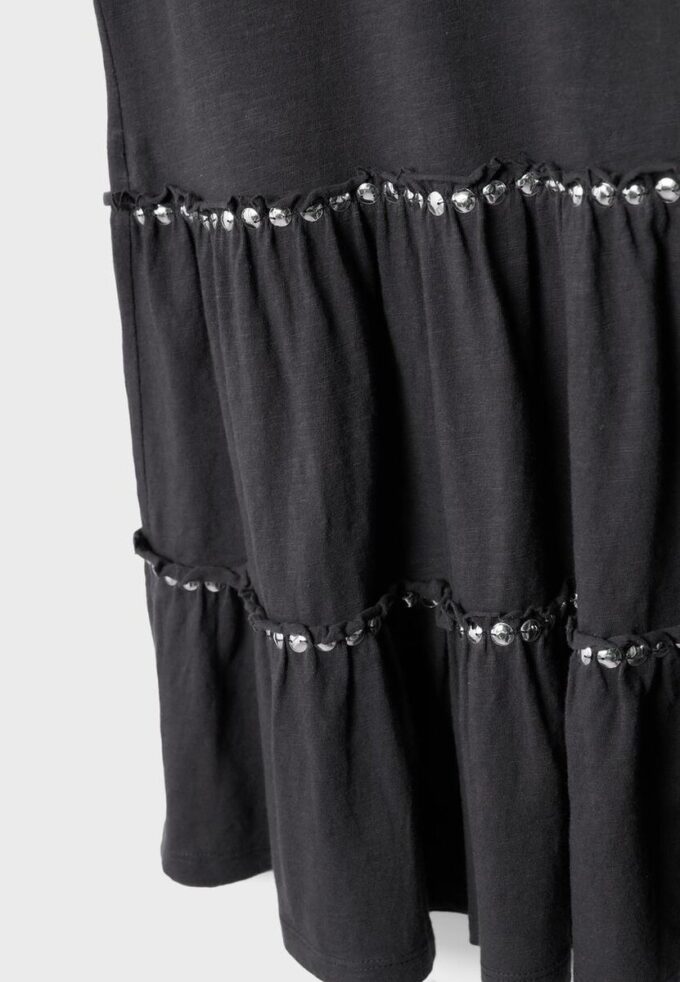 Vestido com folhos e tachas