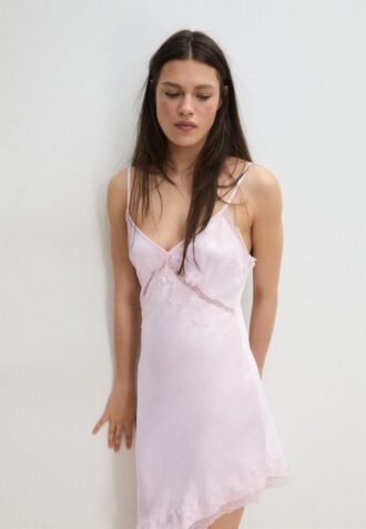 Vestido curto assimétrico em cetim