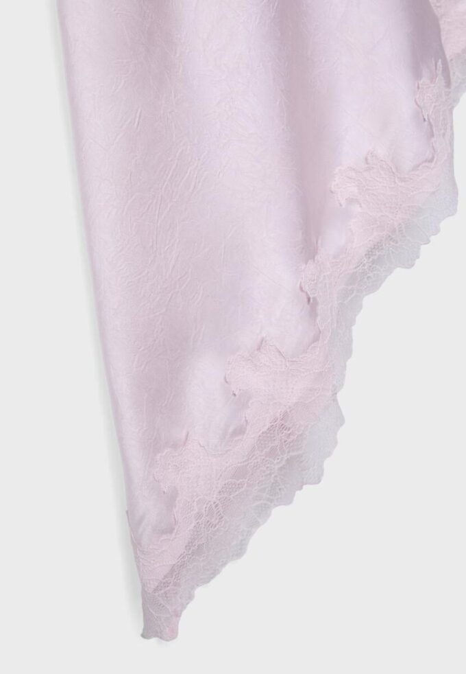 Vestido curto assimétrico em cetim Vestido curto assimétrico em cetim