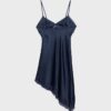 Vestido curto assimétrico em cetim
