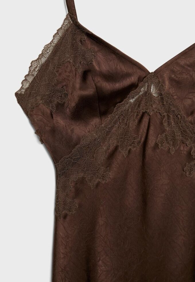 Vestido curto assimétrico em cetim