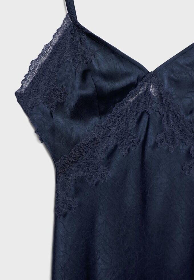 Vestido curto assimétrico em cetim