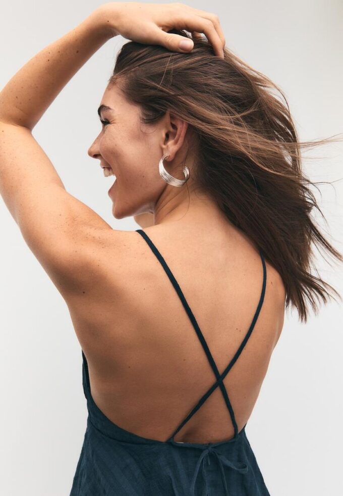 Vestido curto com alças e folhos Vestido curto com alças e folhos