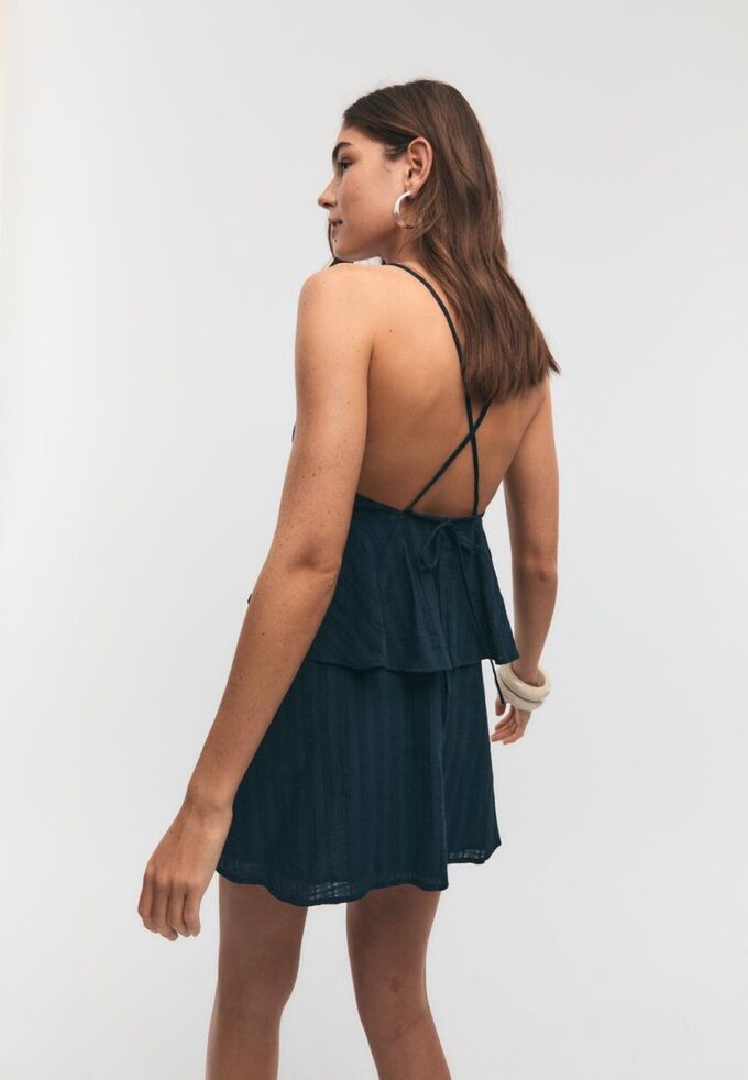 Vestido curto com alças e folhos Vestido curto com alças e folhos