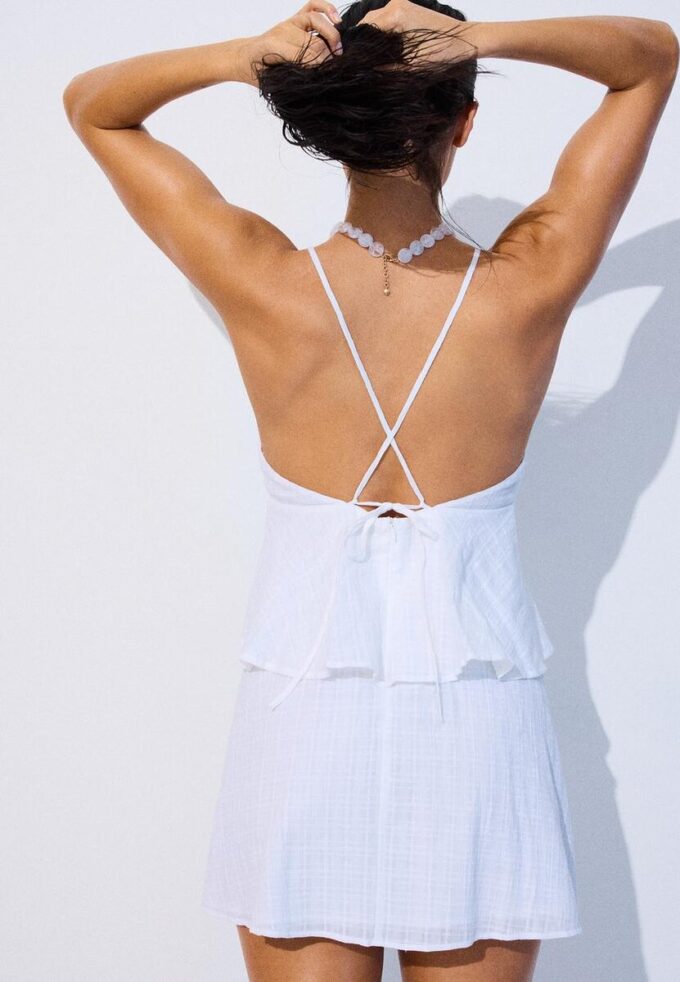 Vestido curto com alças e folhos Vestido curto com alças e folhos