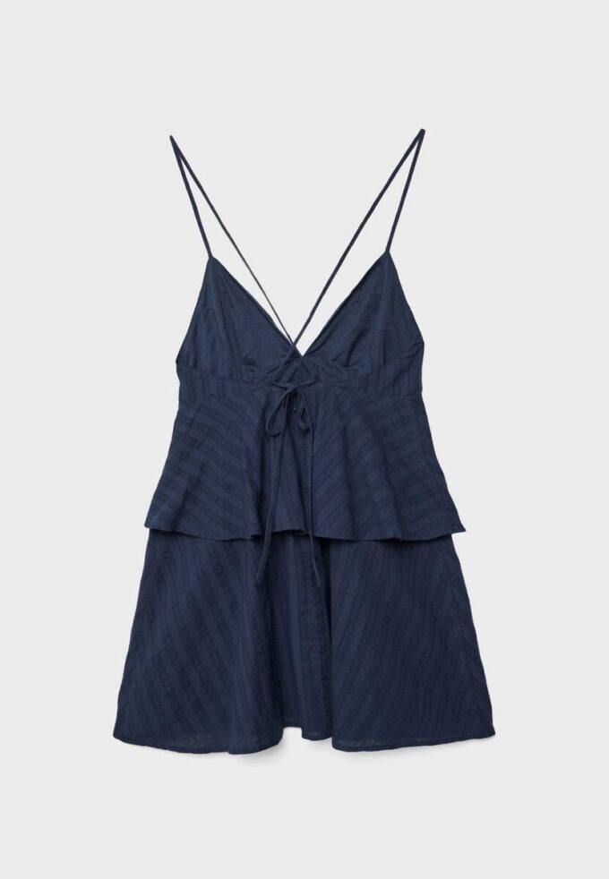 Vestido curto com alças e folhos Vestido curto com alças e folhos