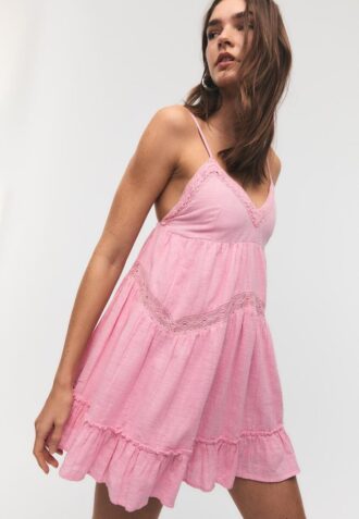 Vestido curto com detalhes em renda