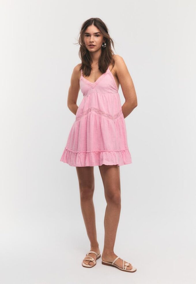Vestido curto com detalhes em renda Vestido curto com detalhes em renda