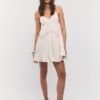 Vestido curto com detalhes em renda