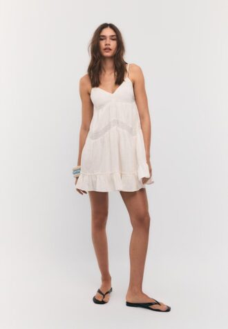 Vestido curto com detalhes em renda