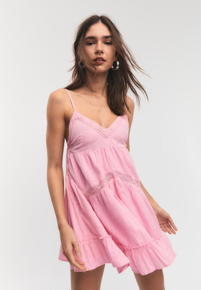 Vestido curto com detalhes em renda Vestido curto com detalhes em renda