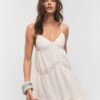 Vestido curto com detalhes em renda