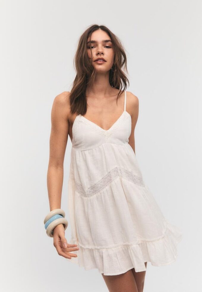 Vestido curto com detalhes em renda