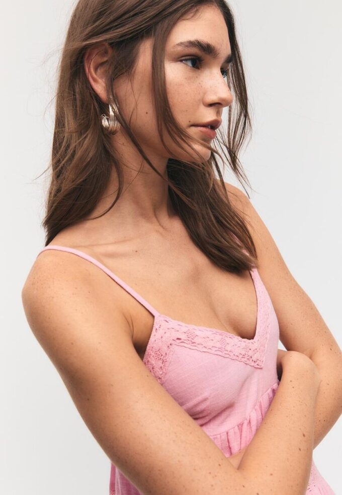 Vestido curto com detalhes em renda Vestido curto com detalhes em renda