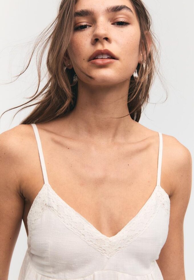 Vestido curto com detalhes em renda