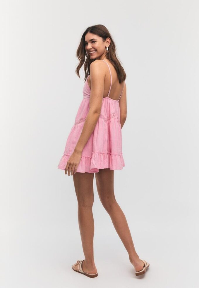 Vestido curto com detalhes em renda Vestido curto com detalhes em renda
