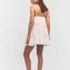 Vestido curto com detalhes em renda