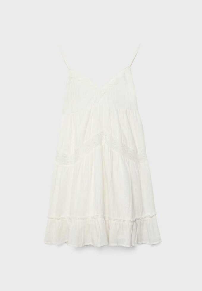 Vestido curto com detalhes em renda