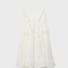 Vestido curto com detalhes em renda