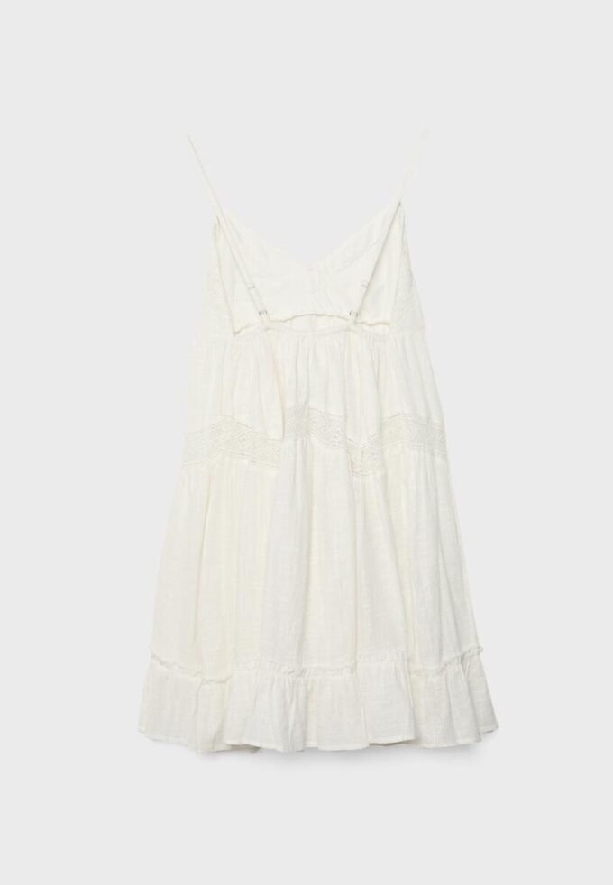 Vestido curto com detalhes em renda