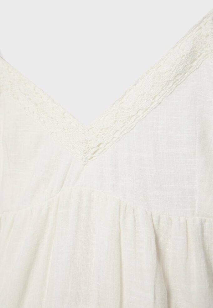 Vestido curto com detalhes em renda