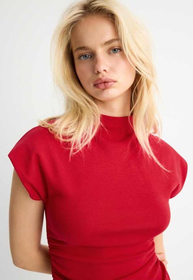 Vestido curto de calções com detalhe franzido Vestido curto de calções com detalhe franzido