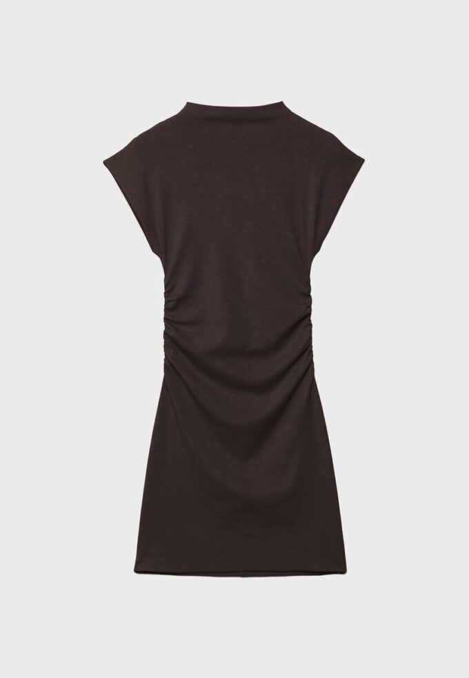 Vestido curto de calções com detalhe franzido Vestido curto de calções com detalhe franzido